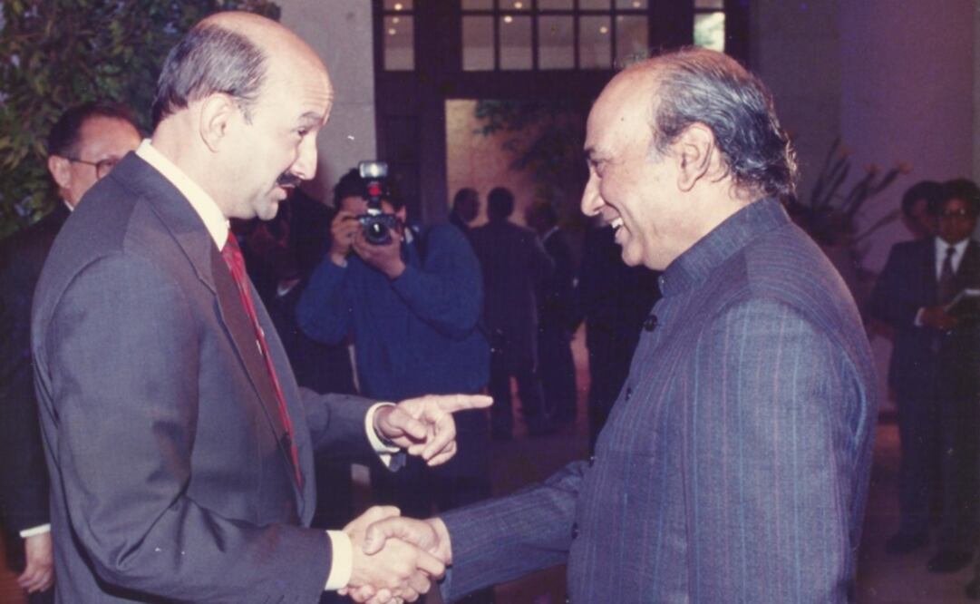 Mexican President Carlos Salinas de Gortari and Ambassador of India to Mexico Pascal Alan Nazareth - Photo: Courtesy of the Embassy of India in Mexico City 