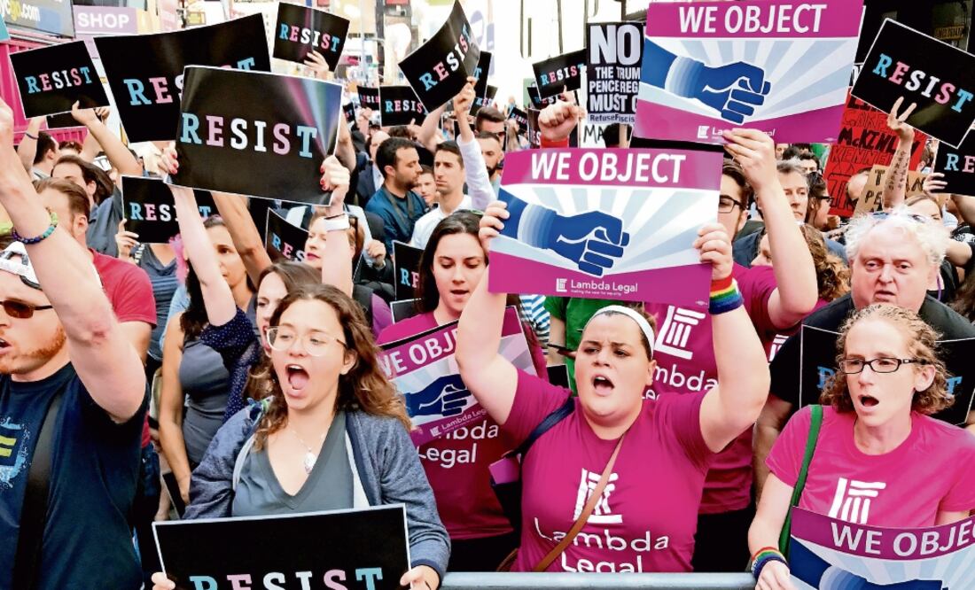 Cientos de personas se manifestaron ayer en Times Square, en la ciudad de Nueva York, para protestar contra la decisión del presidente Donald Trump de prohibir a las personas transgénero servir en el ejército de EU (CARLO ALLEGRI. REUTERS)