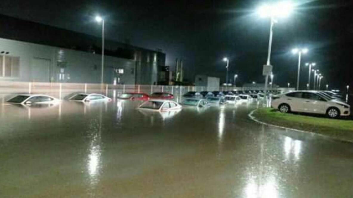 En redes sociales circularon fotos de la fábrica inundada en su exterior. (Foto: Twitter)
