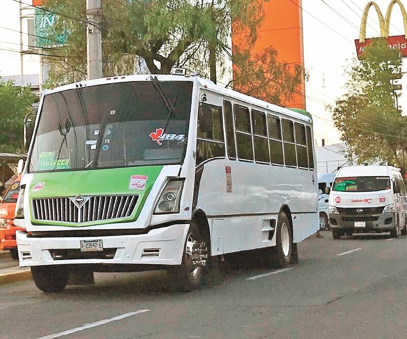 De los mexiquenses que se trasladan diariamente por la entidad, 72% lo hace en transporte público, especialmente en camiones, combis y microbuses. Foto: REBECA JIMÉNEZ. EL UNIVERSAL
