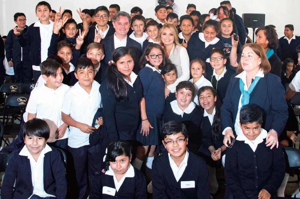 Aurelio Nuño, titular de la SEP, y Angélica Rivera de Peña, presidenta del Consejo Ciudadano Consultivo del Sistema Nacional para el Desarrollo Integral de la Familia, entregaron obras de la Escuela Primaria DIF, en la cual estudian 248 niños. FOTO: SEP