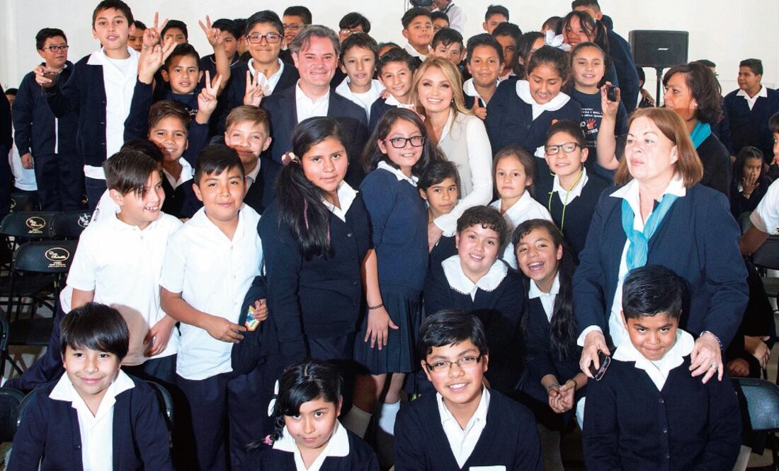 Aurelio Nuño, titular de la SEP, y Angélica Rivera de Peña, presidenta del Consejo Ciudadano Consultivo del Sistema Nacional para el Desarrollo Integral de la Familia, entregaron obras de la Escuela Primaria DIF, en la cual estudian 248 niños. FOTO: SEP