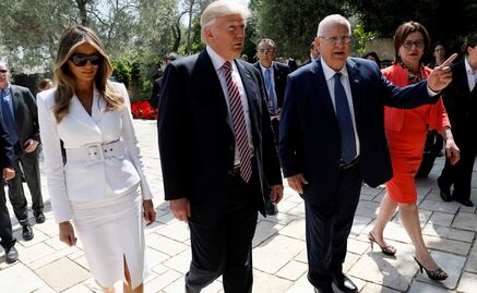 Melania rechaza la mano de Trump durante gira por Israel