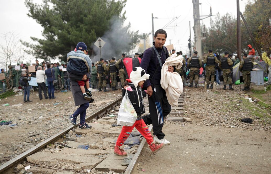 Para Manuel Valls, la respuesta europea a la crisis de los refugiados pasa por mejorar los controles en las fronteras exteriores de la llamada 'zona Schengen' (REUTERS)