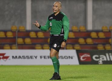 Árbitro detiene partido para respirar, "Dejen me recupero, cab..."