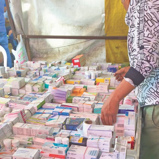 En la calle de Granaditas, cerca de la estación del Metro Tepito, existen locales con cajas llenas de medicamentos que se venden sin receta. BERENICE FREGOSO/EL UNIVERSAL