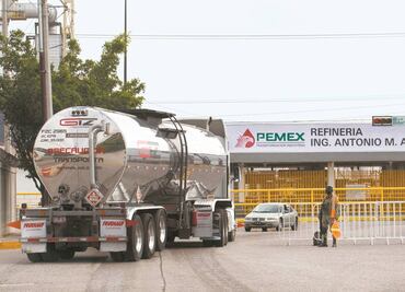 Producción de gasolinas se desploma 49%