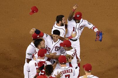 Una pifia de Grisham termina la campaña de Brewers; Nats avanzan