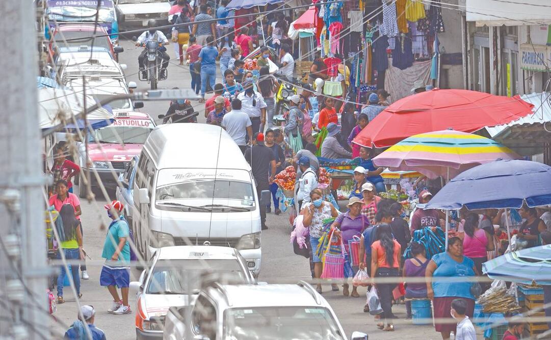 Desde el domingo las calles de Tlapa lucen atiborradas de gente que no acata la sana distancia. Foto: SALVADOR CISNEROS. EL UNIVERSAL