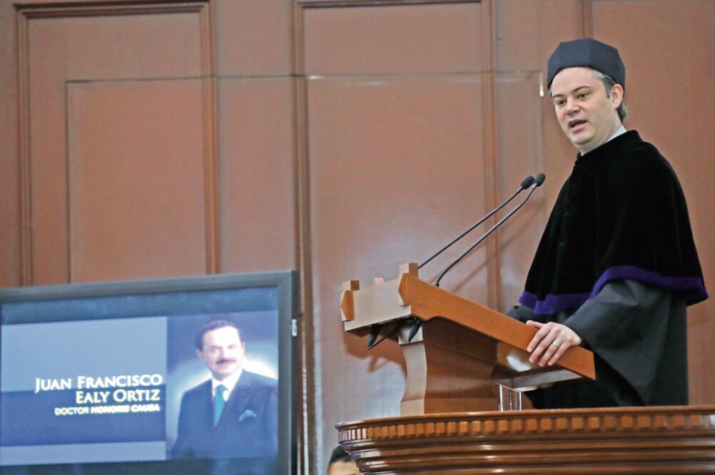 El secretario de Educación Pública, Aurelio Nuño Mayer, destacó la vocación y el compromiso social del Licenciado Juan Francisco Ealy Ortiz (LUCÍA GODÍNEZ. EL UNIVERSAL)