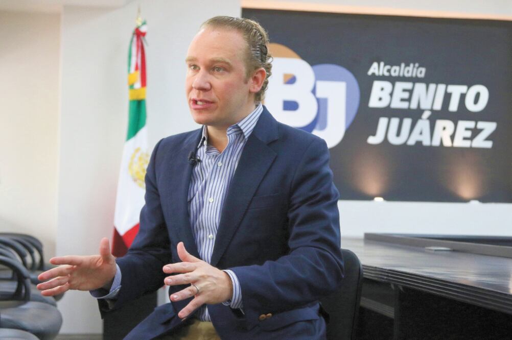 Santiago Taboda destaca que impulsan un programa de medicamentos y consultas con especialistas, para los habitantes de Benito Juárez. Foto/CARLOS MEJÍA. EL UNIVERSAL