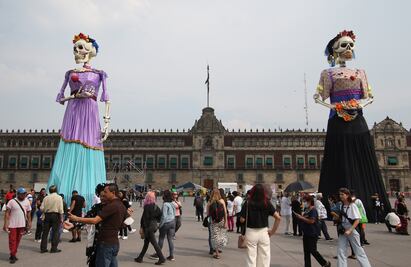 Catrinas gigantes engalanan la Ofrenda Monumental del Día de Muertos en el Zócalo capitalino