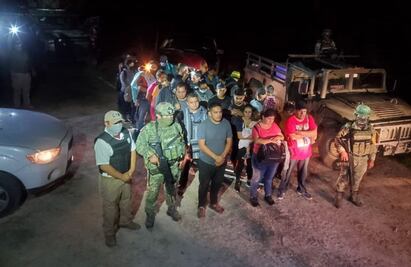 Rescatan a 152 migrantes que eran trasladados en más de 40 vehículos en Camargo, Tamaulipas