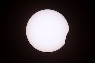 Eclipse solar total oscurece los confines de Rusia y se dirige a España; así viven en algunos países el acontecimiento "excepcional"
