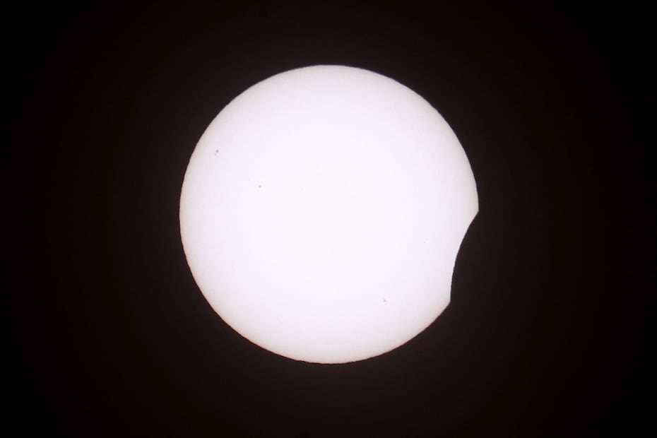 El sol, ligeramente cubierto por la luna, al iniciar el eclipse solar total, visible parcialmente en Londres. FOTO: TOBY SHEPHEARD. AFP