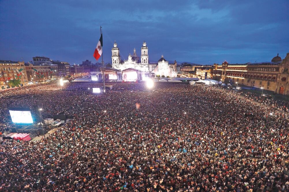 El Zócalo lució a reventar a lo largo de las más de seis horas ininterrumpidas que duró el concierto Estamos Unidos Mexicanos, la tarde noche de ayer para reactivar el show e invitar a seguir apoyando. (FOTOS: LUIS CORTES. EL UNIVERSAL)