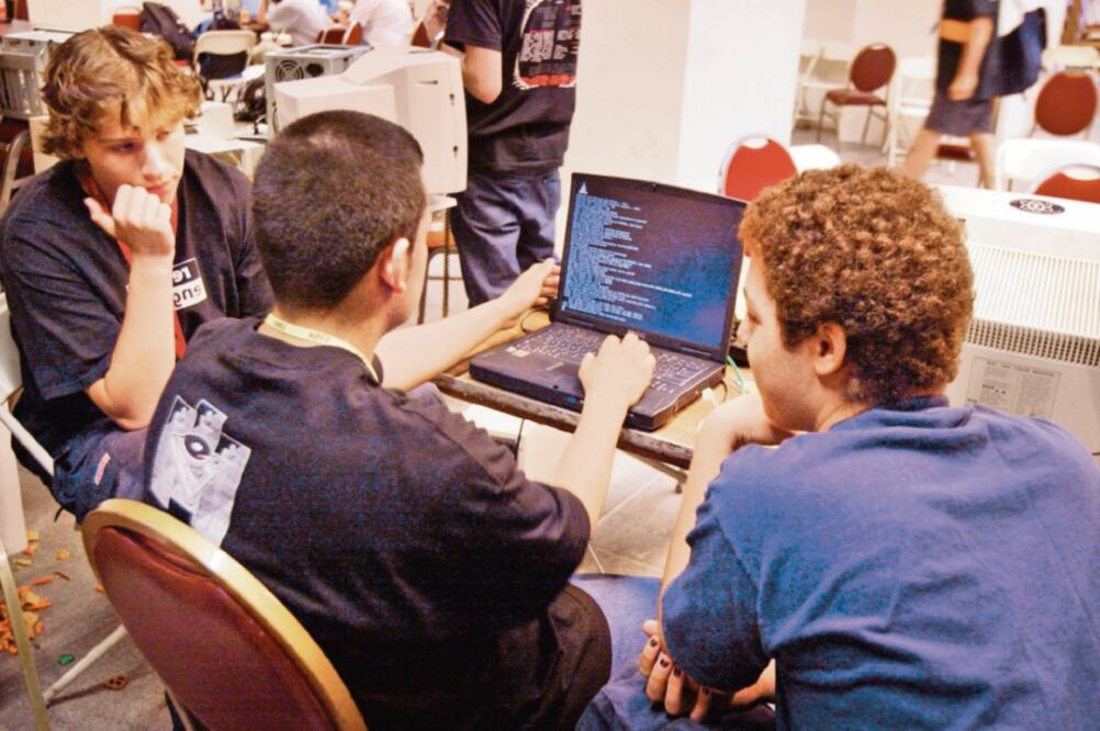 En México hay 64 millones de personas con acceso a internet y se espera que para 2020 los usuarios sumen 84 millones (ARCHIVO EL UNIVERSAL)