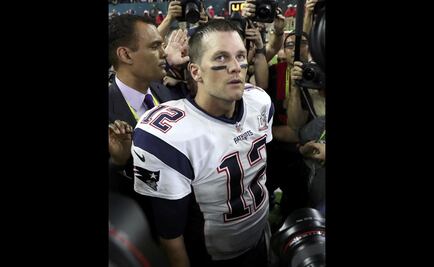 Roban jersey a Tom Brady en los vestidores