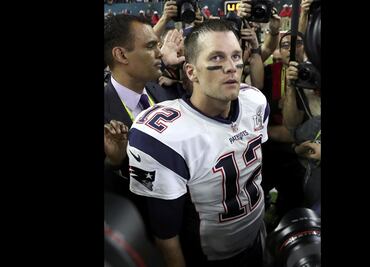 Roban jersey a Tom Brady en los vestidores