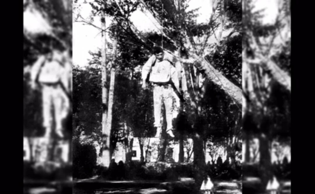 En la década de los 20 se tomó la fotografía de un maleante colgado de un árbol en lo que hoy se conoce como el Jardín Azteca. Al revelar la imagen se dan cuenta de que en la toma aparece inex plicablemente una pequeña. (DE LA COLECCIÓN OMAR GUAJARDO)