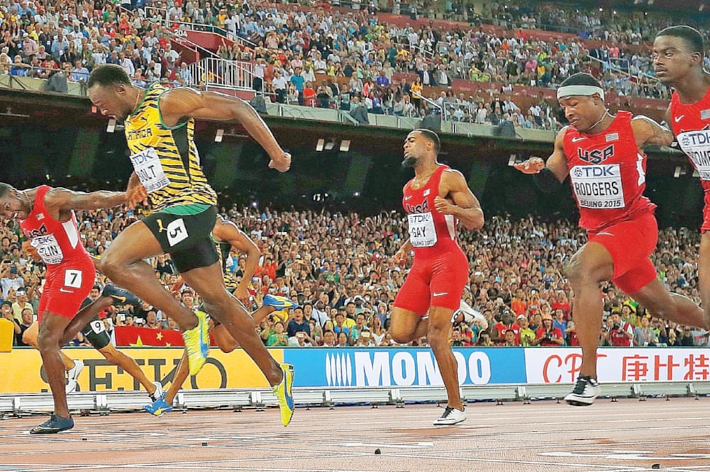 Justin Gatlin (i) de Estados Unidos y Usain Bolt (2do. a la izq.) de Jamaica, al momento de cruzar la meta de los 100 metros, en el 15 Campeonato Mundial de Atletismo (WANG LILI. XINHUA)
