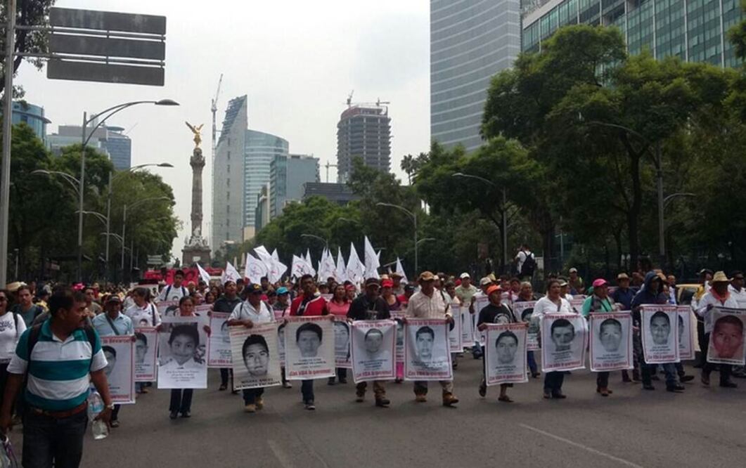 El contingente integrado por los padres de los 43 normalistas desaparecidos salió del Ángel de la Independencia con dirección al Hemiciclo a Juárez. Foto Adrián Hernández