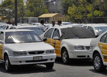 Agrupaciones de taxistas denuncian ante la FGR a director del AICM; piden llamar a entregar cuentas