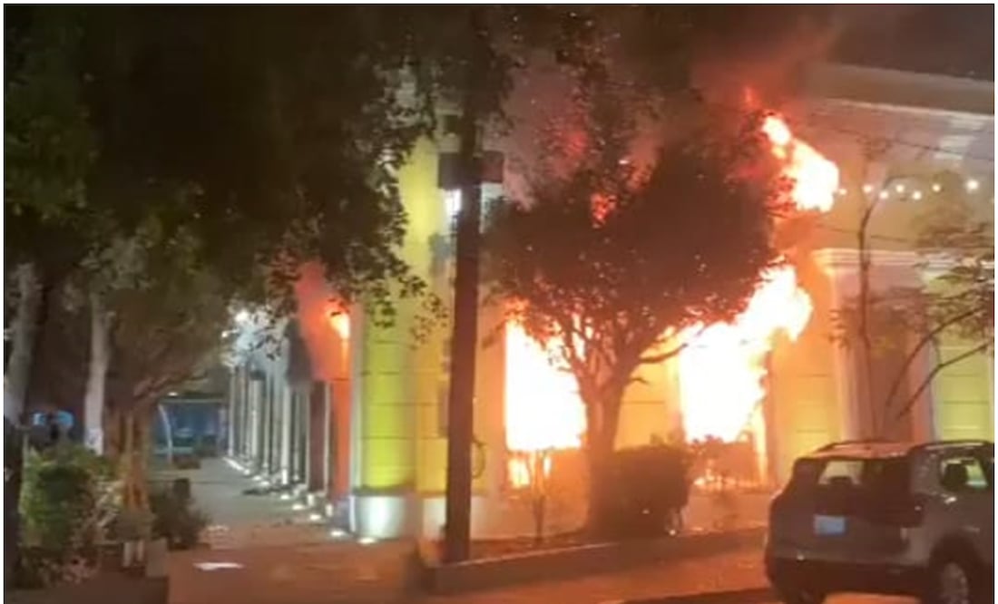 La tarde noche de este martes, se incendió el Museo de Arte en Mazatlán, Sinaloa. (3/12/2024). Foto: Captura de video