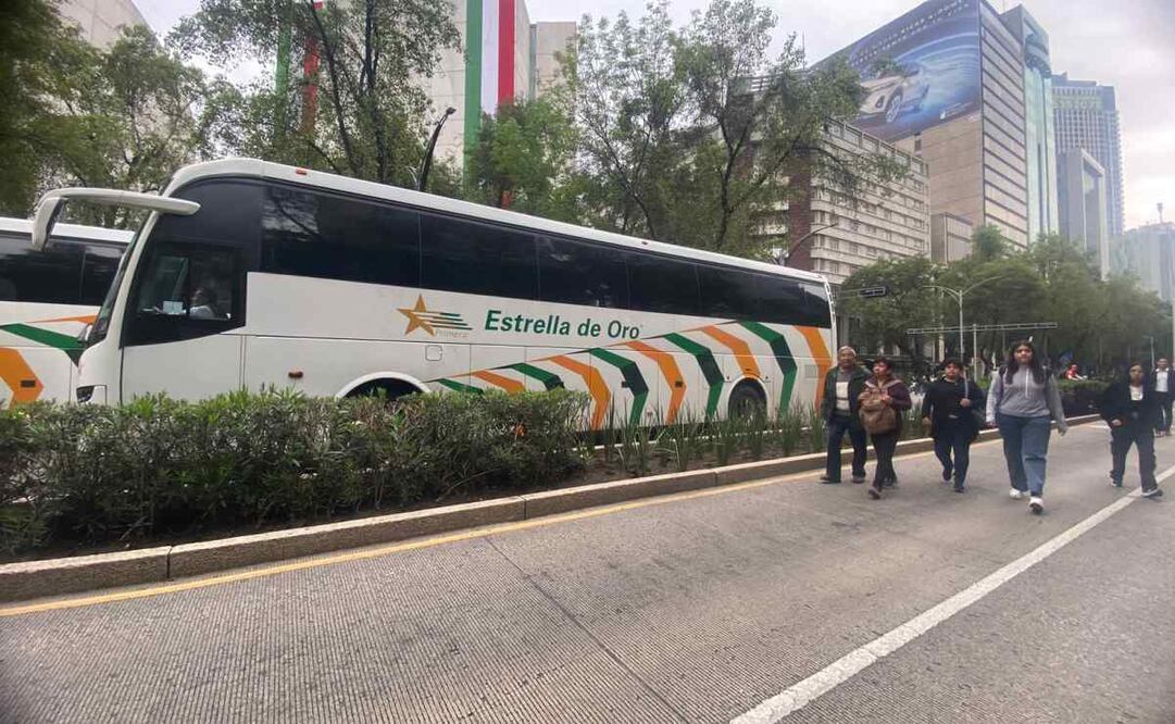 A bordo de 24 camiones, llegaron los familiares de los 43 estudiantes desaparecidos de Ayotzinapa acompañados de alumnos de la escuela normal Isidro Burgos de Iguala, Guerrero, quienes se manifiestan a 10 años de la desaparición de los normalistas. Foto: Juan Carlos Williams/EL UNIVERSAL