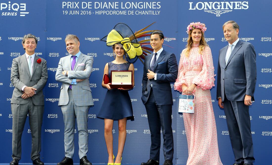 La ganadora del concurso de elegancia Mademoiselle Diane, en el centro de la foto, recibe un Longines DolceVita de acero, bisel de diamantes y correa de cocodrilo.