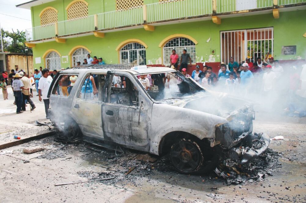Decenas de pobladores inconformes se presentaron frente al palacio municipa l , donde prendieron fuego a la camioneta de Felícitas Muñiz (ESPECIAL)
