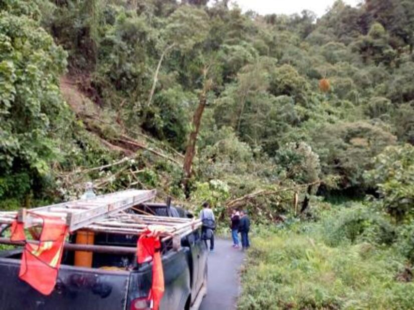 Vientos provocan volcadura de 4 tráileres en Oaxaca