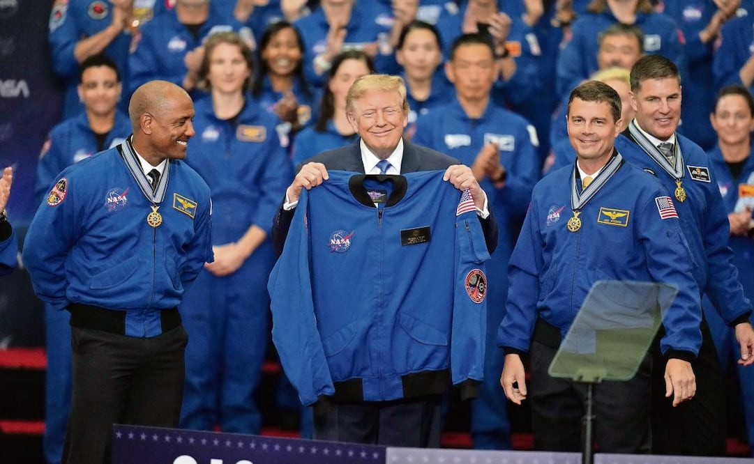 El presidente Donald Trump en una ceremonia de entrega de la Medalla de Honor Espacial del Congreso en la NASA, en Houston, junto a los astronautas de Artemis II. Foto: Karen Warren