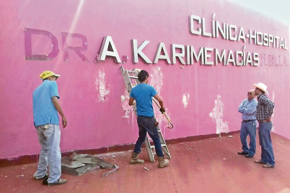 Trabajadores desprendieron cada letra del nombre de la doctora Karime Macías, colocado en la pared de la institución desde 2013 (PATRICIA MORALES. EL UNIVESAL)