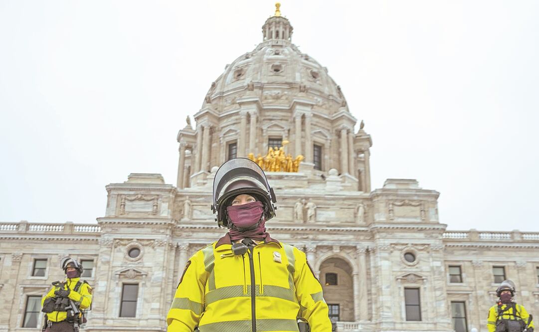 Autoridades, afuera del Capitolio en St. Paul, Minnesota. Además del despliegue de los agentes, los estados están utilizando vallas pesadas y medidas adicionales de control de multitudes. Foto: Stephen Maturen. AFP