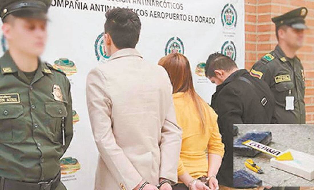 Policías colombianos custodian en 2015 a tres estudiantes mexicanos detenidos en el aeropuerto El Dorado. Llevaban cocaína en el equipaje de mano. POLICÍA NACIONAL DE COLOMBIA