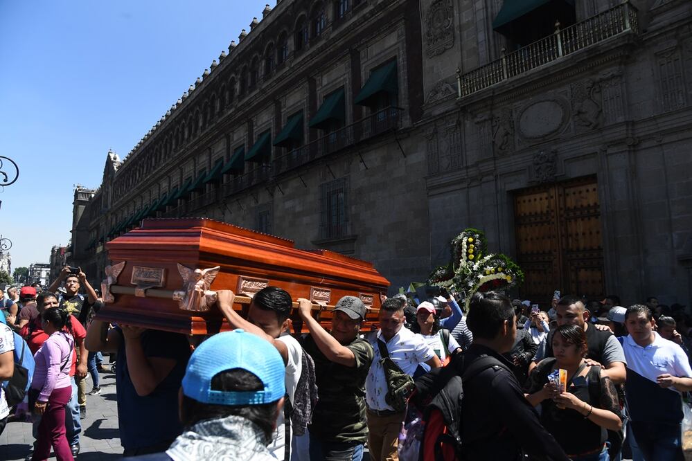 Protesta con ataúd por el vagonero muerto. Fotografía de Armando Martínez EL UNIVERSAL 