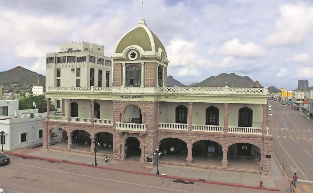 Según explicaron autoridades, a las 18:40 horas del jueves las manifestantes eran atendidas por la alcaldesa Karla Córdova y el comisario municipal Cano Ahuir cuando fueron fueron atacados por cuatro diferentes punto. Foto: Especial