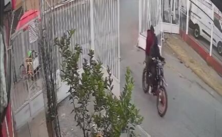 VIDEO: Motociclistas somenten y asaltan a conductora en Cuautitlán Izcalli