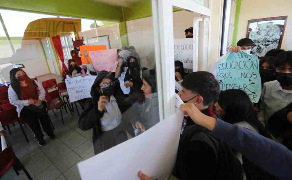 Escuela Preparatoria Oficial número 23 manifestación contra profesores acosadores. Foto: Jorge Alvarado. EL UNIVERSAL