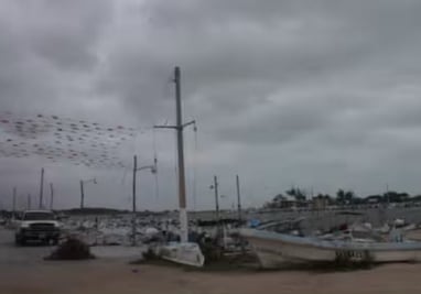 Masa de aire ártico y "Norte" paralizan la actividad pesquera en Yucatán; rachas de 70 km/h provocan cierre de puertos