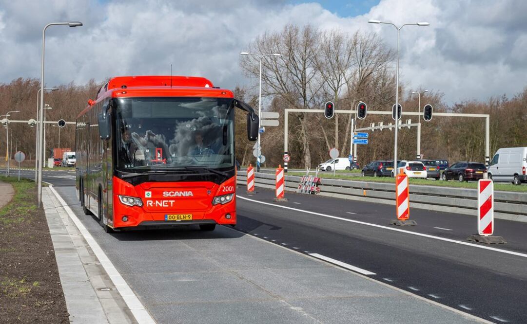 Fotografía facilitada por Solar Road de un carril bus en Spijkenisse, a unos 20 kilómetros de Rotterdam, donde se han instalado 100 metros de paneles solares encima de la carretera gracias al proyecto Solar Road (Foto: EFE)