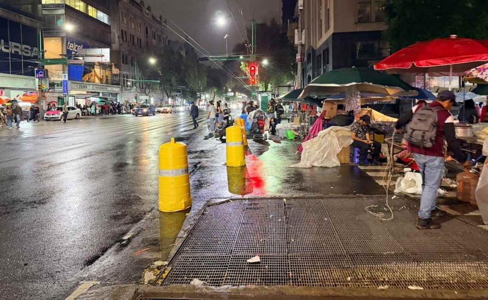 Lluvia no frena bloqueo de comerciantes en Alameda Central; protesta por reordenamiento comercial cumple nueve horas
Foto: Arturo Ordaz Díaz