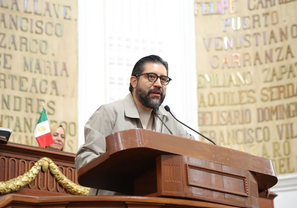 Royfid Torres presentó ante el Congreso de la Ciudad de México una iniciativa para ampliar el otorgamiento de licencias de paternidad. Foto: Especial