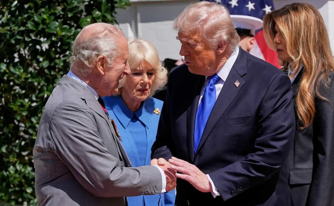 El presidente Donald Trump y la primera dama Melania Trump saludan al rey Carlos III y a la reina Camila de Gran Bretaña en una ceremonia de despedida en el jardín sur de la Casa Blanca, el jueves 30 de abril de 2026, en Washington. Foto: AP