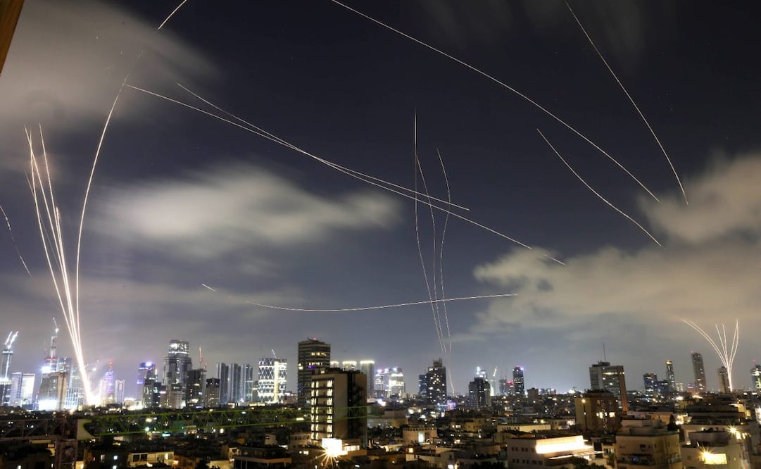 Vista del sistema de defensa israelí la Cúpula de Hierro interceptando misiles iraníes que caen sobre Tel Aviv, Israel. Los bomberos registraron un incendio en un edificio de ocho plantas y otro en un aparcamiento que afecta a una veintena de coches en el centro de Israel tras un nuevo ataque con misiles de Irán pasada la medianoche de este miércoles, sin que por el momento se hayan reportado personas afectadas. (17/06/25) Foto: EFE