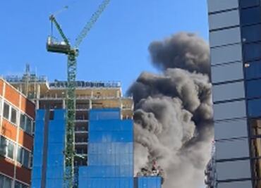 Se incendia edificio de gran altura en Reading, Reino Unido