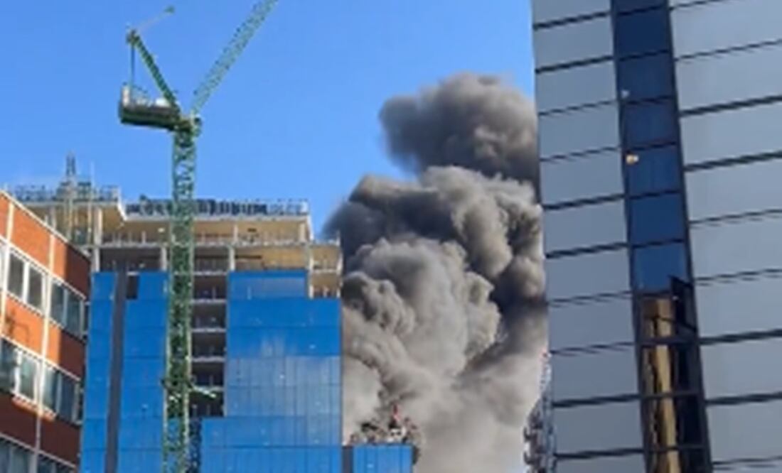 La mañana de este jueves se registró un incendio en un edificio de gran altura en Reading, Reino Unido. Foto: Tomada del video