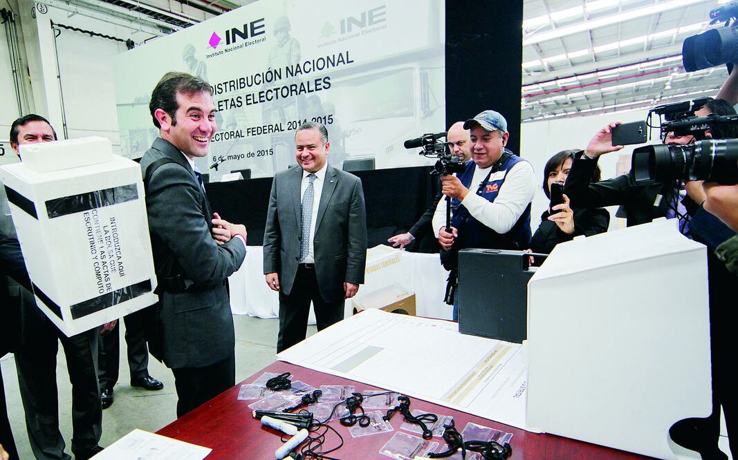 En una bodega del Estado de México, el presidente del INE, Lorenzo Córdova y los consejeros Arturo Sánchez y Beatriz Galindo y el secretario ejecutivo, Edmundo Jacobo, atestiguaron el envío de papelería vigilada por la Marina (RAMÓN ROMERO / EL UNIVERSAL)