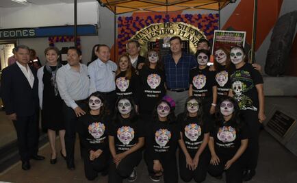 Ramón Amieva reparte pan de muerto en Metro Panteones